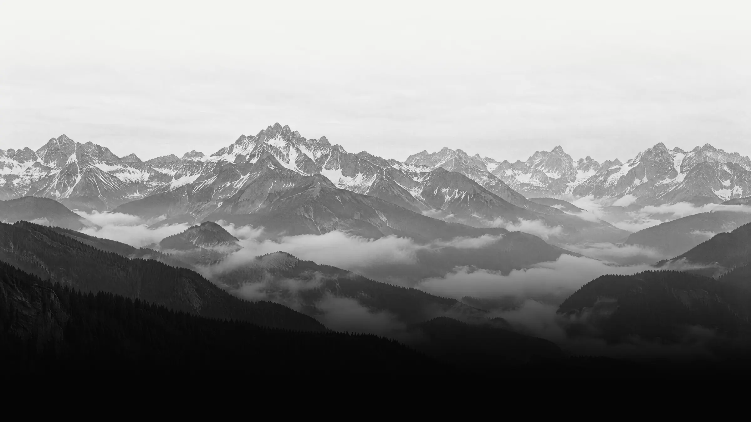 Alpenpanorama mit Nebel in den Tälern