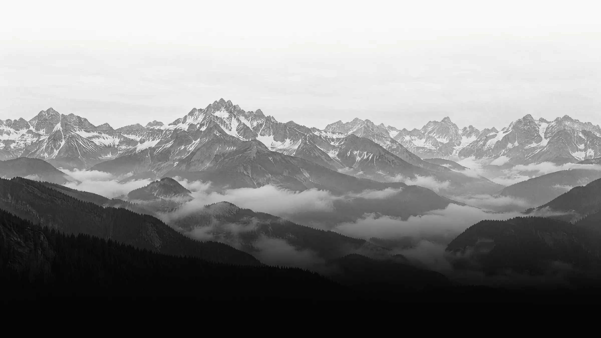 Alpenpanorama mit Nebel in den Tälern