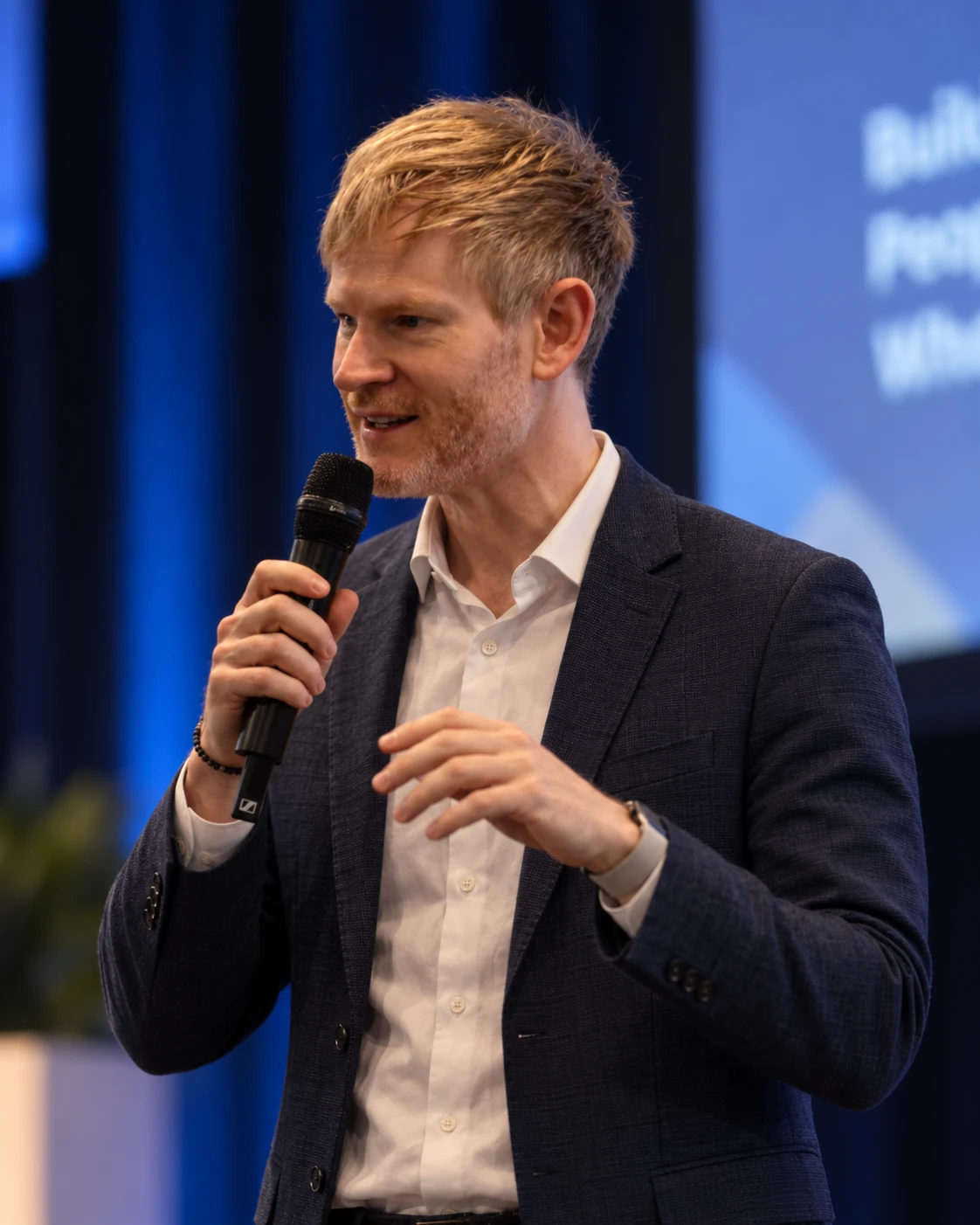 Jonathan Häberle spricht auf einer Bühne